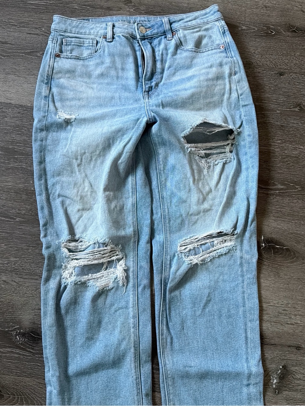 American Eagle Light Blue Denim Jeans with Metal Button Detail - Picture 3 of 6